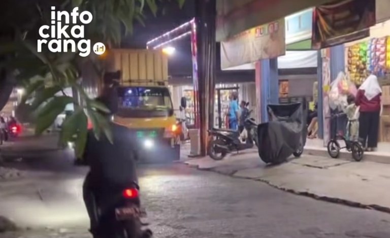 Kabel listrik disebut putus setelah sebuah truk melintas di kawasan Papanmas, Tambun Selatan, Kabupaten Bekasi, Kamis (15/10/2026). Warga meminta PLN segera melakukan penanganan.