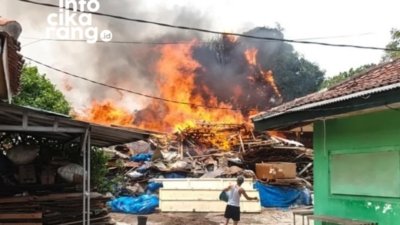 Kebakaran terjadi di kawasan Jatiwangi, Cikarang Barat, Kabupaten Bekasi, Jumat (16/10/2026). Kobaran api membuat warga sekitar panik dan berharap tidak ada korban jiwa.