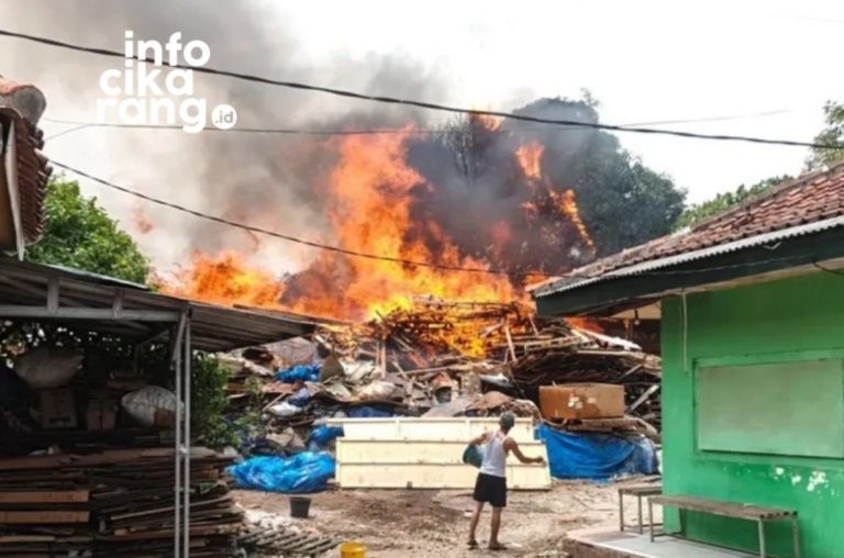 Kebakaran terjadi di kawasan Jatiwangi, Cikarang Barat, Kabupaten Bekasi, Jumat (16/10/2026). Kobaran api membuat warga sekitar panik dan berharap tidak ada korban jiwa.