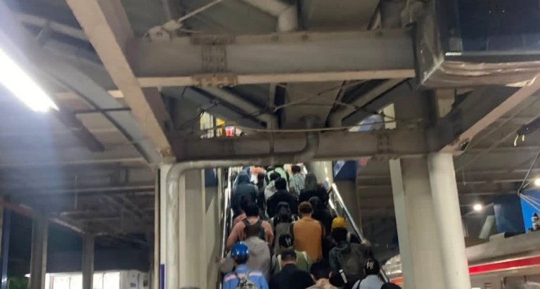 Pengguna KRL Minta Eskalator Segera Ada di Stasiun Tambun: Pulang Kerja Kondisi Letih
