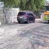 Jalan Depan RS Sentra Medika Cikarang Rusak, Warga Berharap Segera Diperbaiki