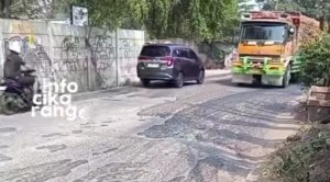 Jalan Depan RS Sentra Medika Cikarang Rusak, Warga Berharap Segera Diperbaiki