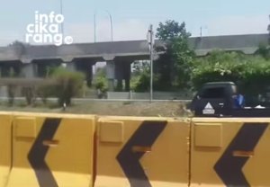 Mobil Terbakar Dekat Tol Gedebage Bandung Hari Ini, Api Melalap Kendaraan