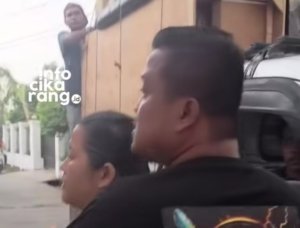 Pria Berbaju Hitam Terlibat Perselisihan dengan Pengendara Motor di Wanasari Cibitung
